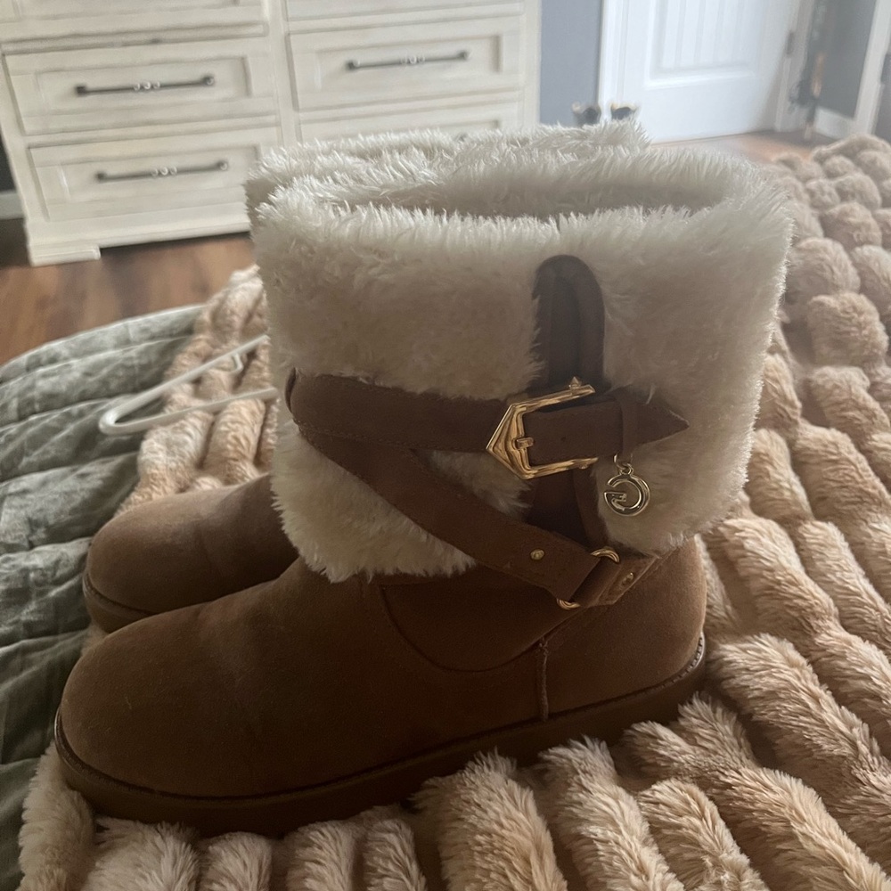 Womens G by GUESS Alixa Fuzzy Lined Pull On Short Winter Boots - 8 Medium